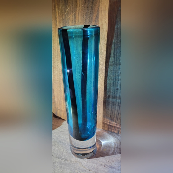 Tall Cylindrical Blue Vase Gorgeous Clarity Beautiful Crafted Design - Picture 5 of 5